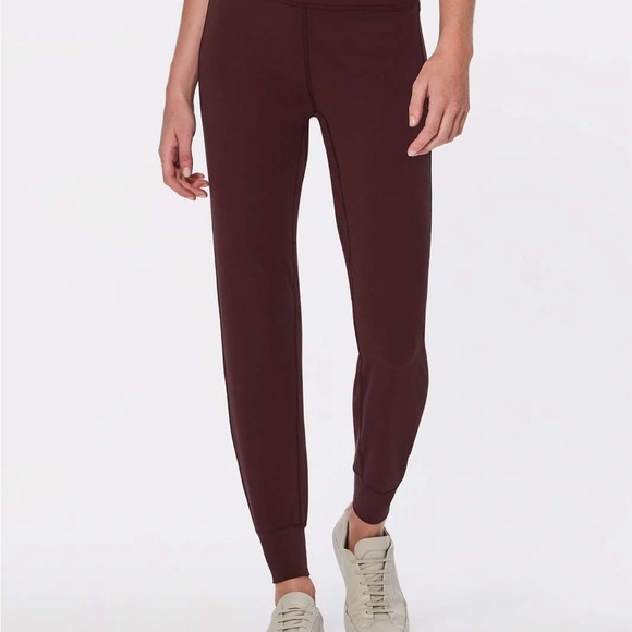 Lululemon Back In Action
Jogger Women's Burgundy - Picture 1 of 8
